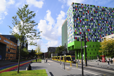 900284 Gezicht op de Heidelberglaan te Utrecht, met rechts Casa Confetti (Leuvenplein).
